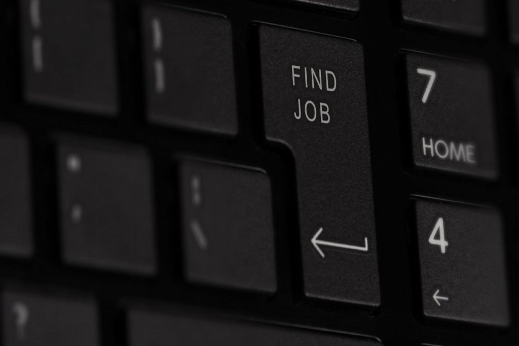 Ein Ausschnitt einer Tastatur, auf der die Entertaste mit "FIND JOB" beschriftet ist.