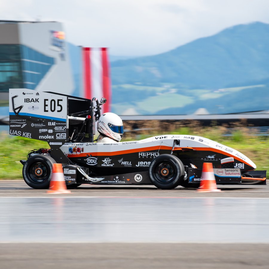 Das Raceyardfahrzeug auf der Rennstrecke.