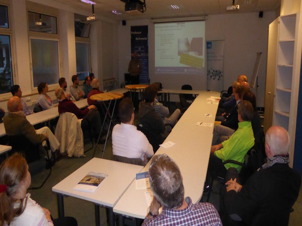 Ein gut gefüllter Seminarraum.