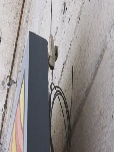 Die Aufhängung eines Bilderrahmens in Nahaufnahme.