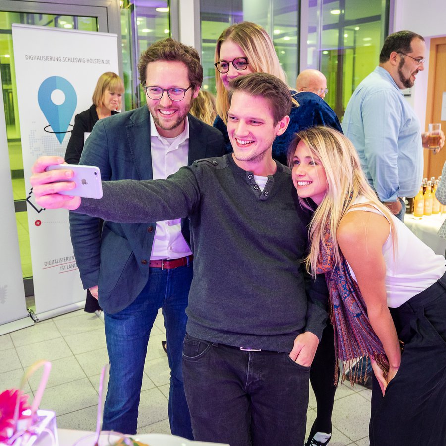 Gruppe macht Selfie