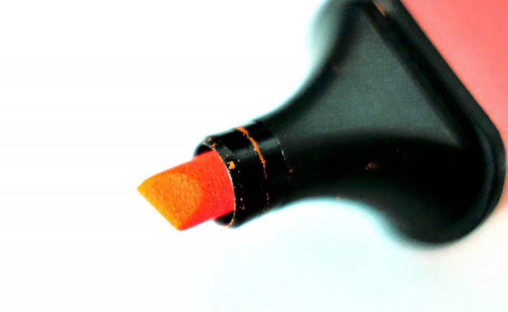 Die Spitze eines roten Textmarkers.