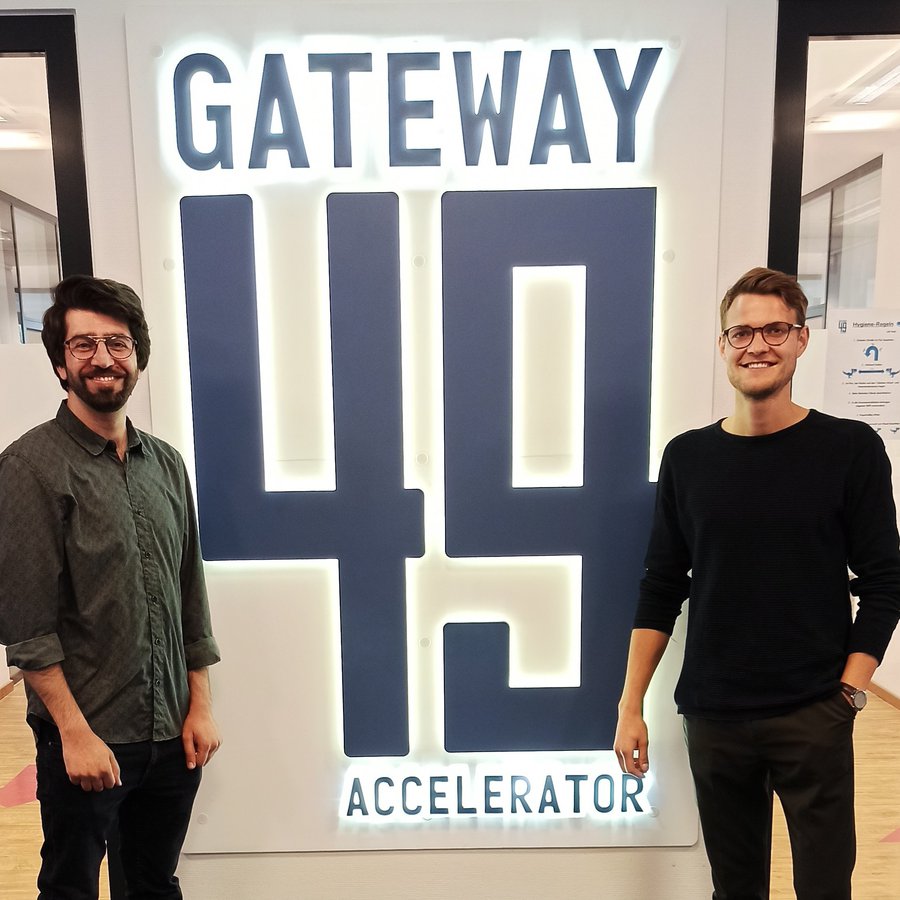 Tayyab Saeed (links) und Jan Peter Prigge stehen an der Eingangstür zum Accelerator Gateway49 des Technikzentrums Lübeck. Foto: Leazear.