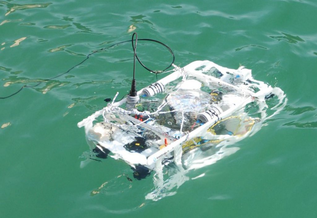 Eine durch das Meer streifende Maschine.