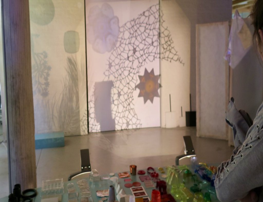 In einem Atelier wird mit Formen, Licht und Schatten experimentiert.