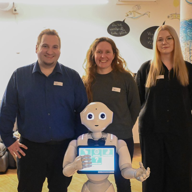 Tobias Joost, Sabrina Schönfeld und Celine Gstöttner (v.l.n.r.) mit Roboter Max freuen sich, dass der nordbord MINT-Club so gut nachgefragt wird.