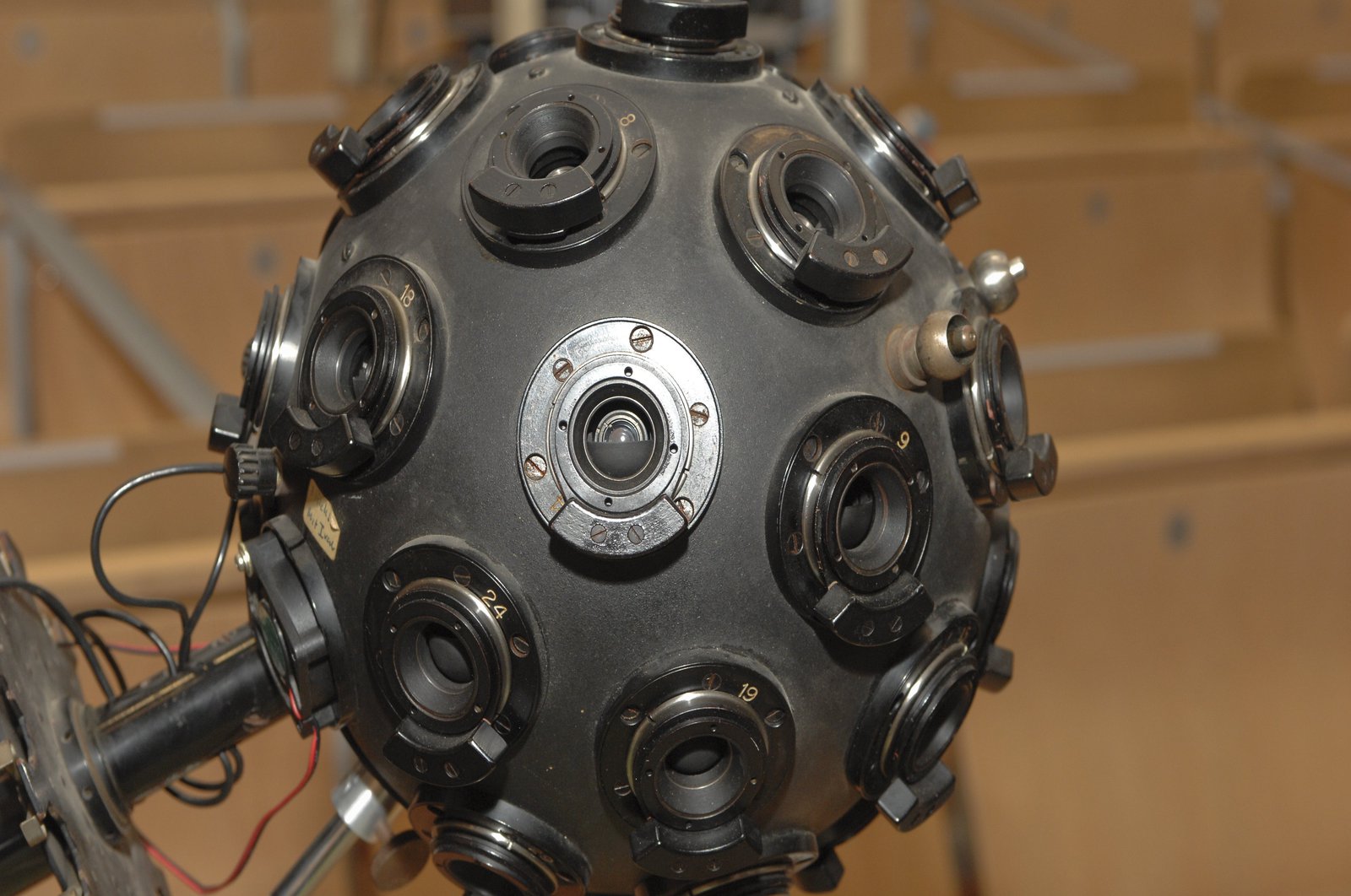 Eine runde metallene Apparatur, die mit einer Vielzahl an Kameras ausgerüstet ist.