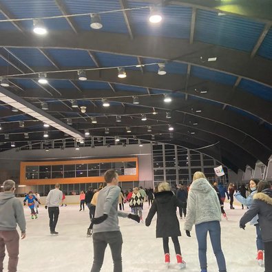 Ein Bild aus einer Eislauf-Halle