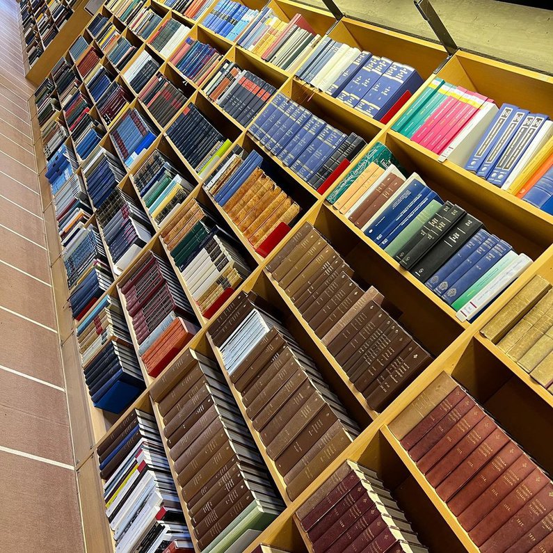 Bibliothek mit Büchern teilweise aus dem 18. Jahrhundert