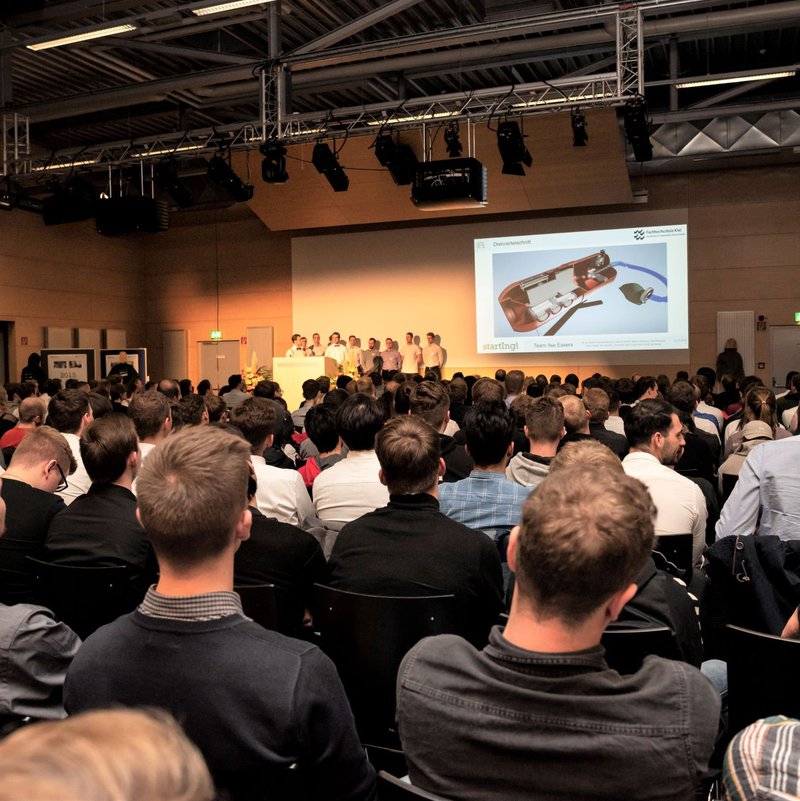 Saal mit Publikum und Bühne