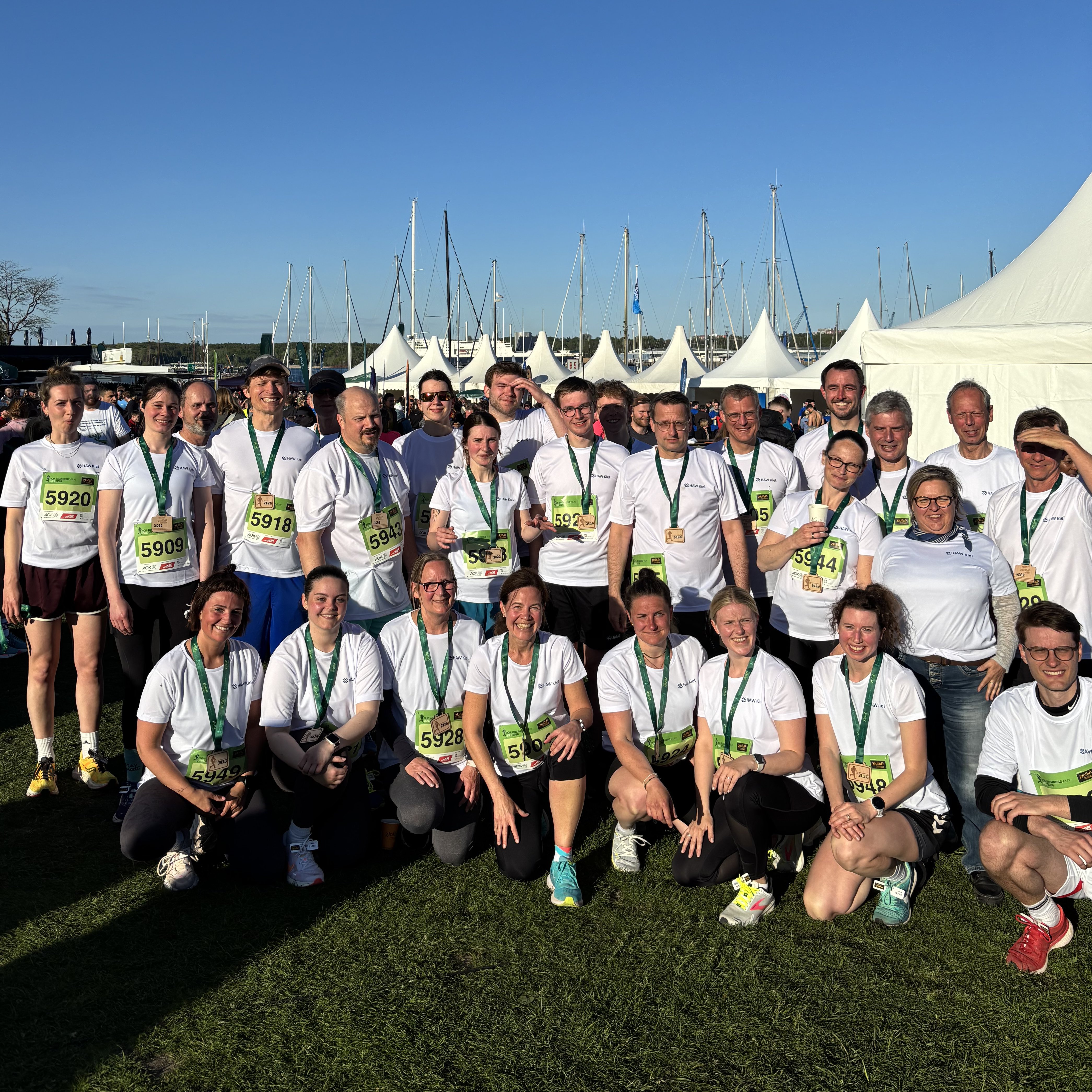 Gruppenfoto der Läuferinnen und Läufer der HAW Kiel beim Business.Run an der Kiellinie