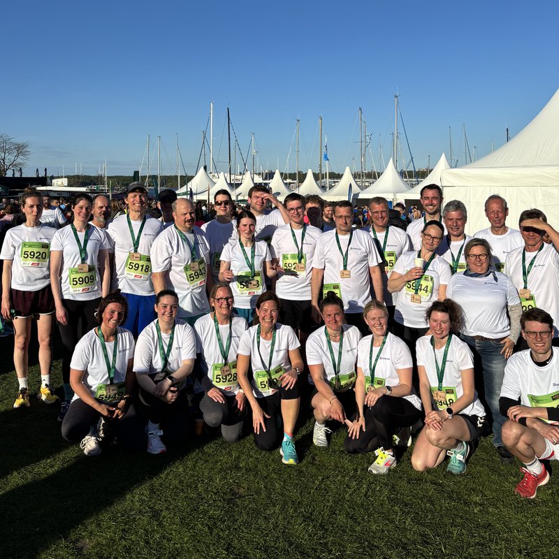 Gruppenfoto der Läuferinnen und Läufer der HAW Kiel beim Business.Run an der Kiellinie