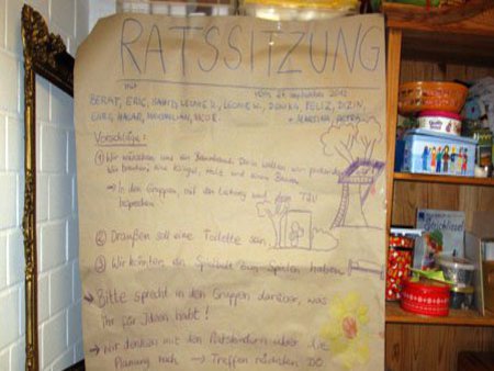 An einem Regal im Keller hängt ein altes Plakat, einer vergangenen Ratssitzung.