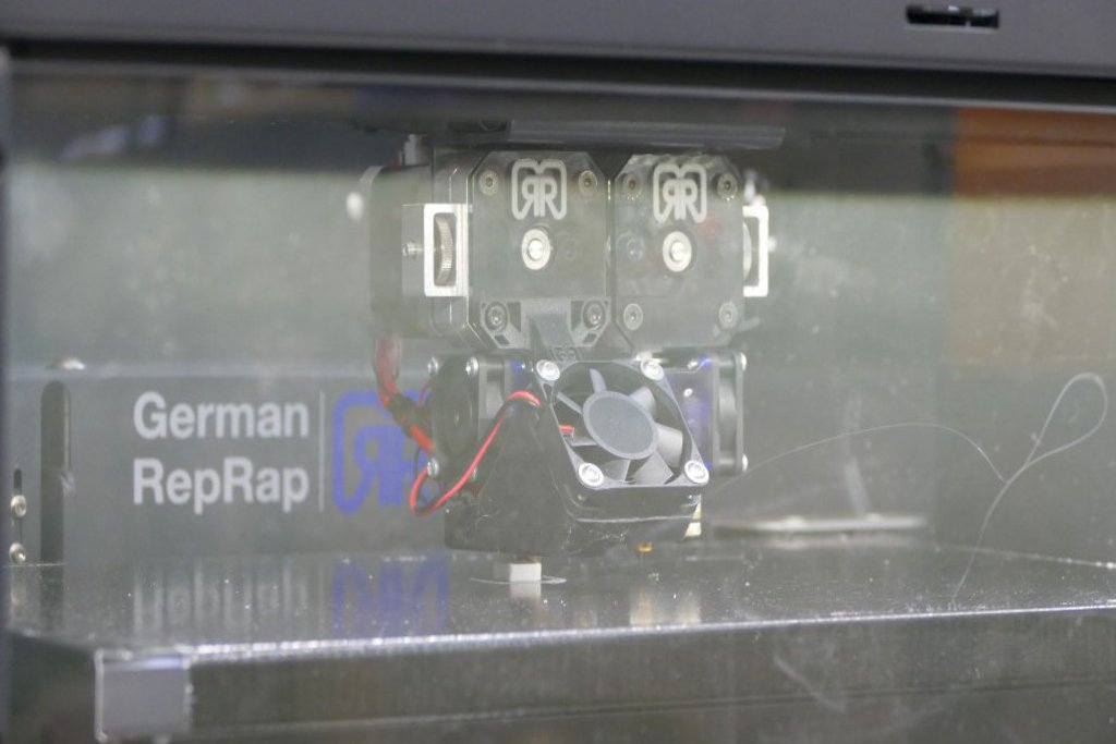 Das druckende Element eines 3D-Druckers bei seiner Arbeit, dem Drucken.