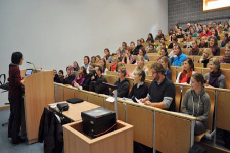 Der große Hörsaal ist gut besucht.