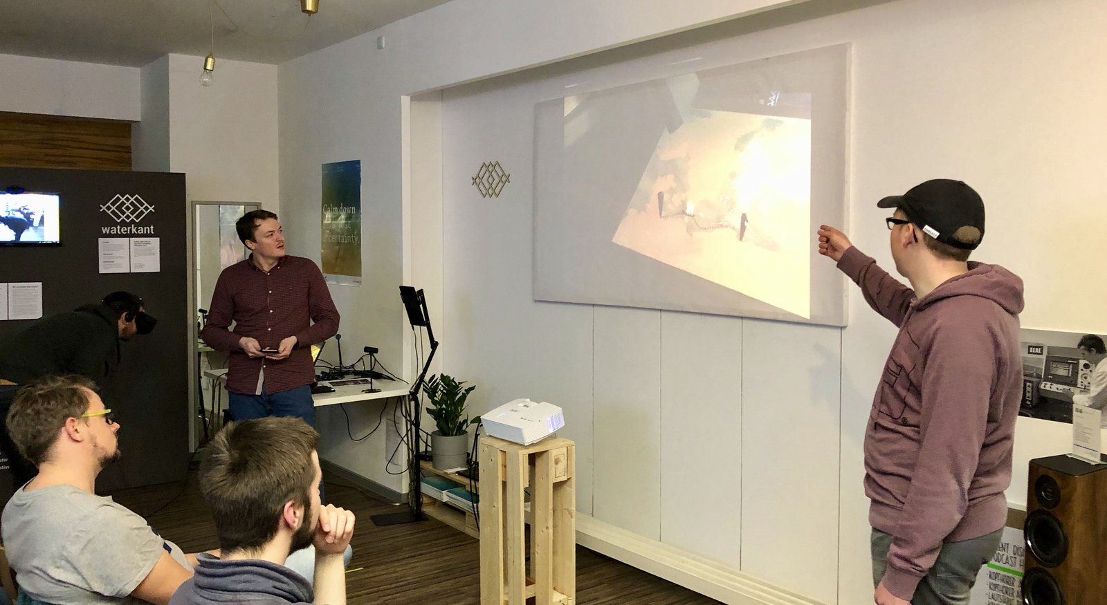 Studierende sehen auf eine Leinwand.