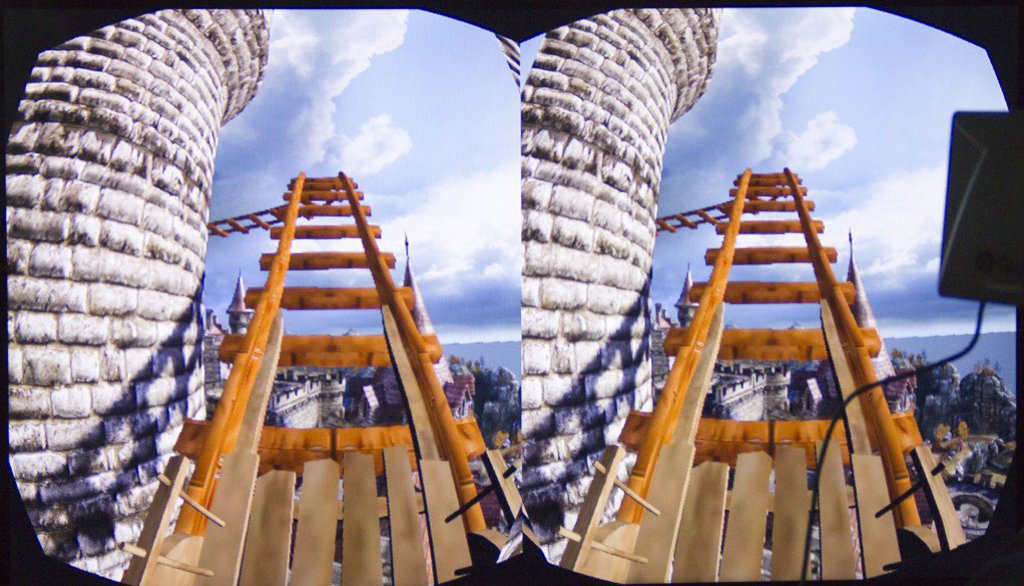 Auf einem Monitor werden die zwei Elemente eines VR-Erlebnisses angezeigt.