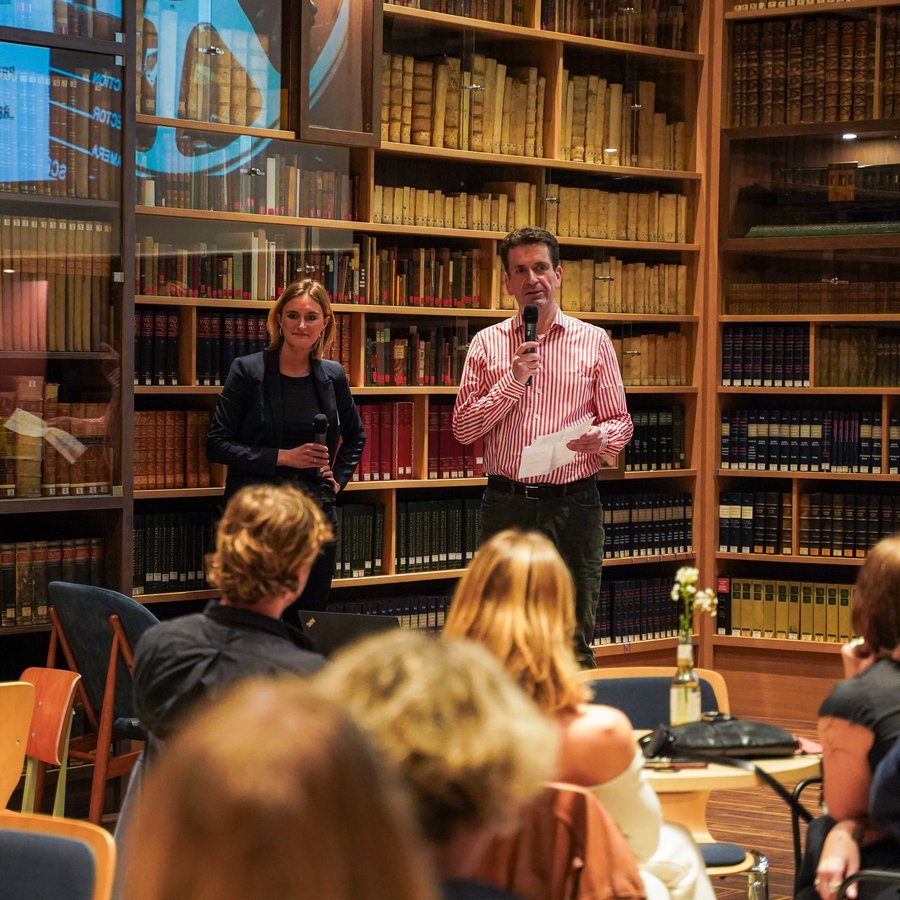 Zwei Menschen vor Publikum