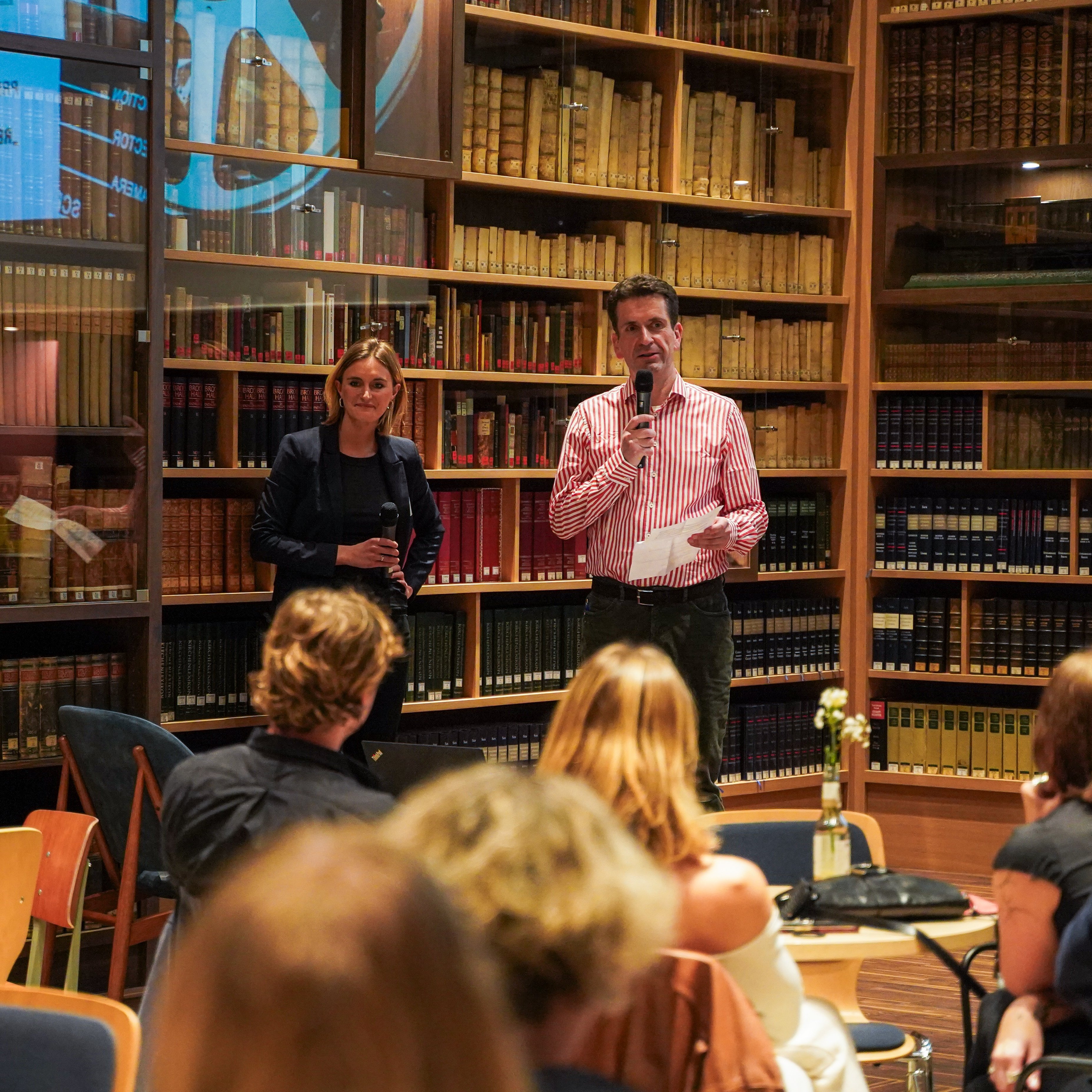 Zwei Menschen vor Publikum