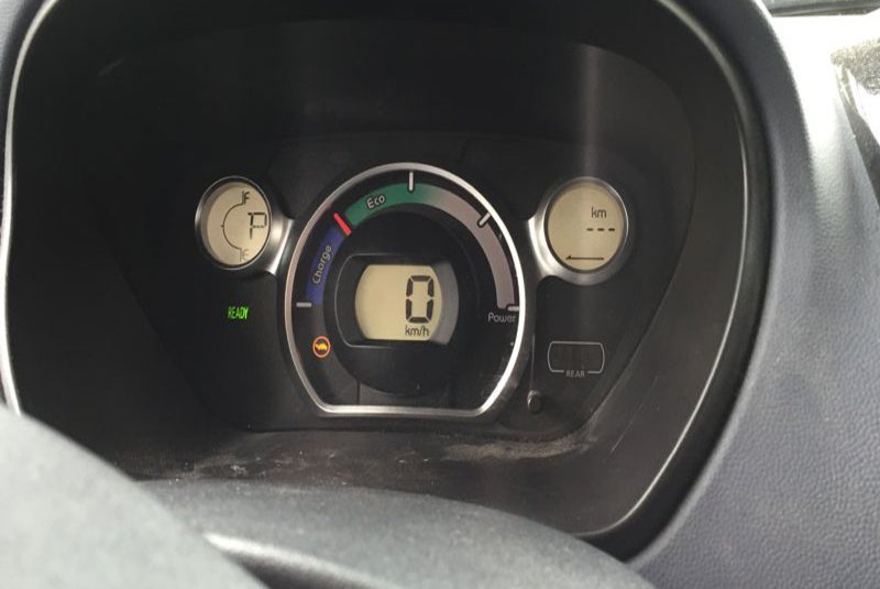 Die Anzeigeamatur eines E-Autos.