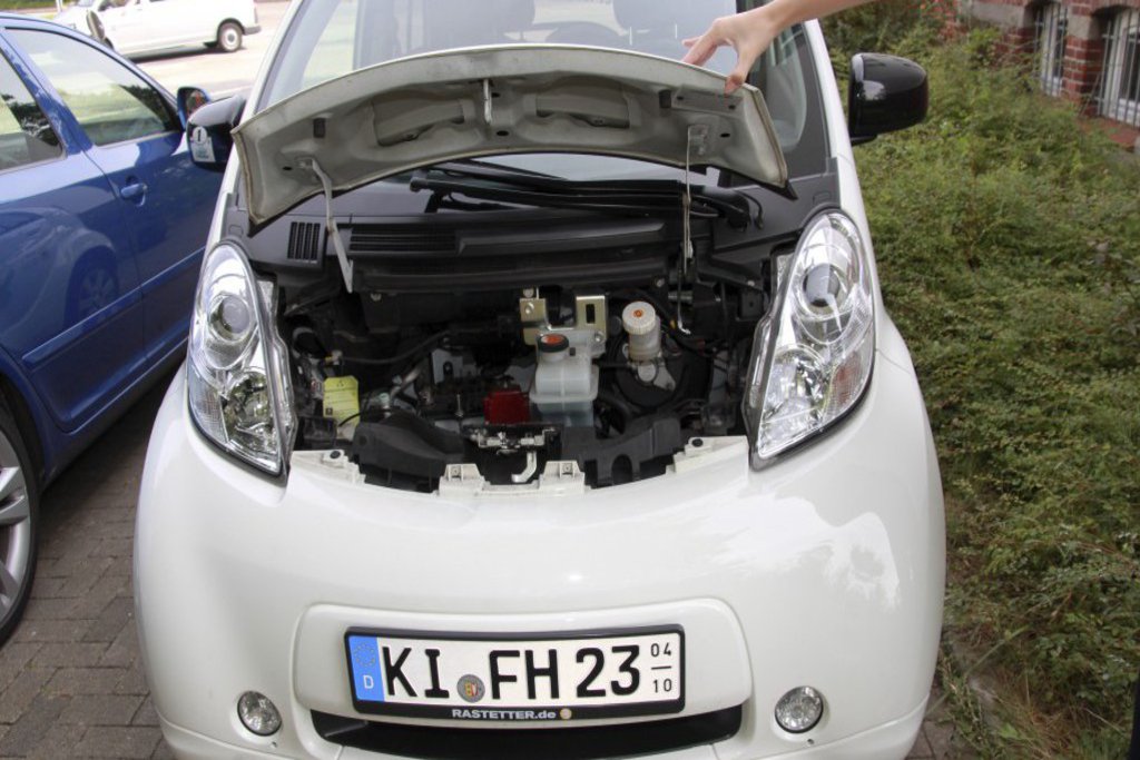 Ein Auto mit geöffneter Motorhaube.