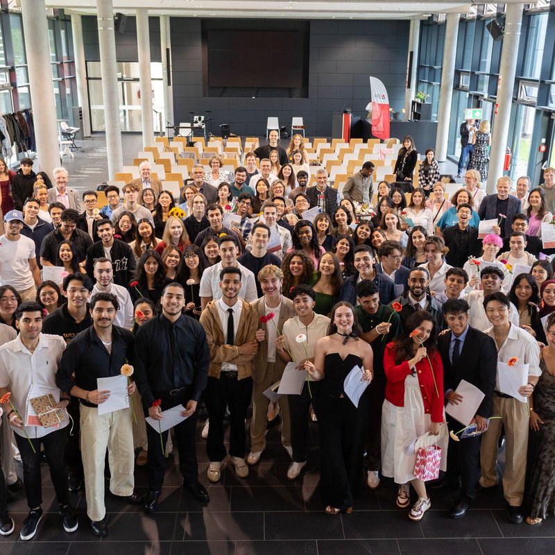eine große Grupe junger Menschen von oben fotografiert