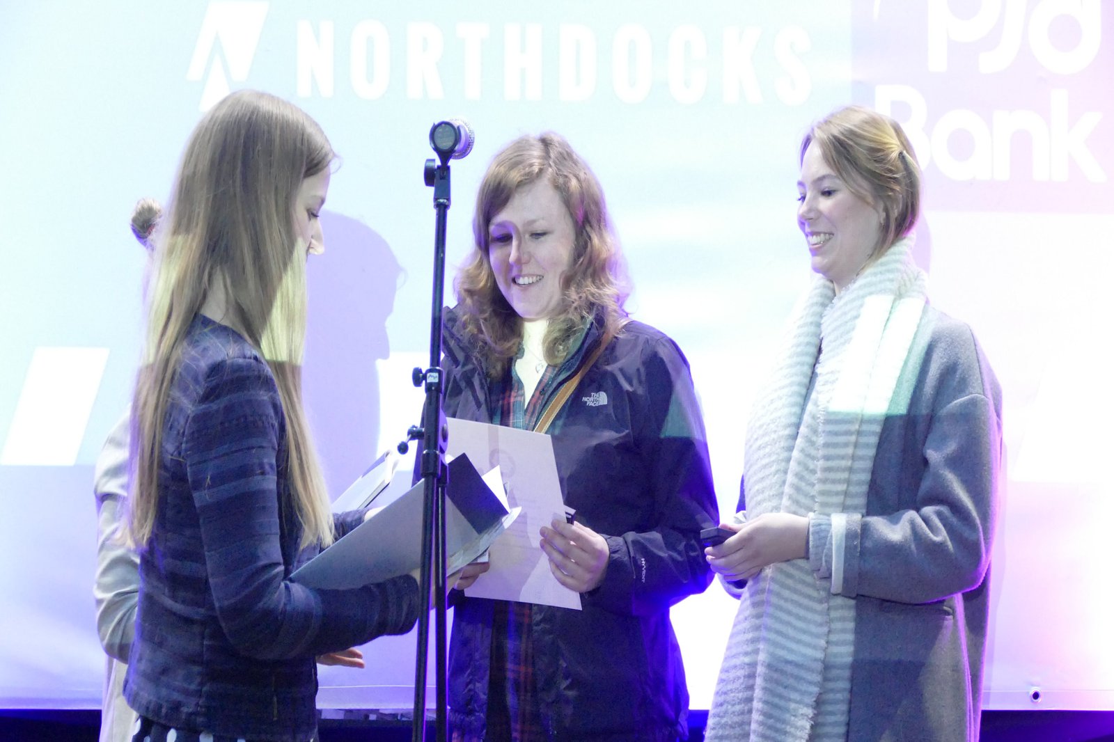 Vier FRauen nauf einer Bühne. Einige halten Urkunden in den Händen.