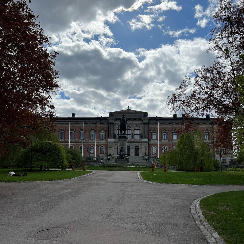 Universität Uppsala von außen als beeindruckendes Gebäude
