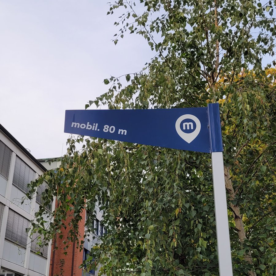 Ein Straßenschild vor einem Gebäude