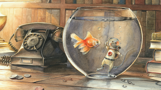 Maus im Astronautenanzug in Fischglas mit einem Goldfisch