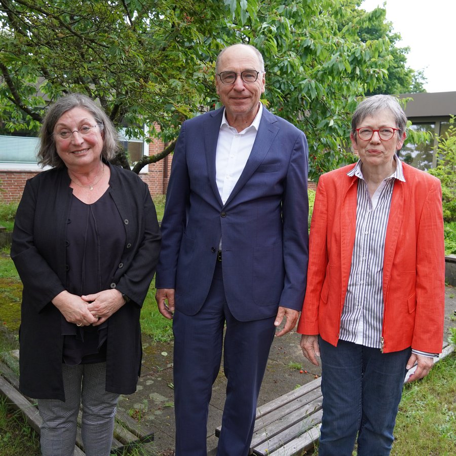 Dr. Fiona Bubbers (links), Stephan Gersteuer und Prof. Dr. Gaby Lenz stehen in einem Innenhof.