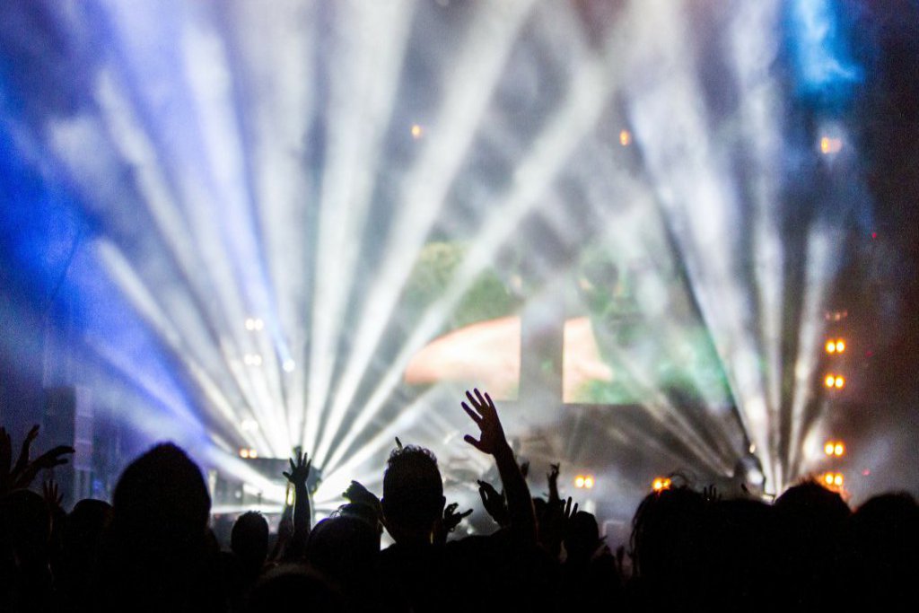 Ein Lichtspiel kommend von einer großen Bühne, fotografiert aus dem Publikum.