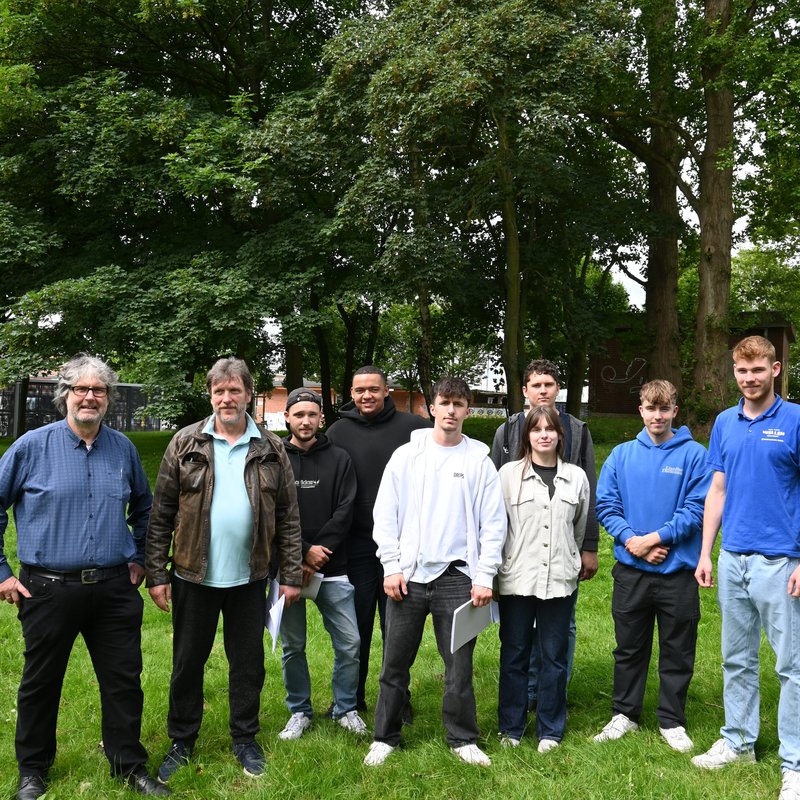 Die GNY-Azubis stehen auf einer Wiese