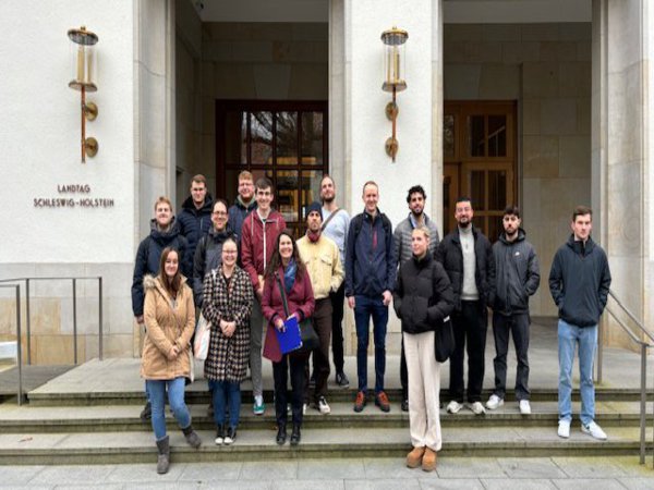 Die Mentor*innengruppe des Wintersemesters 2024/25 auf der Exkursion zum Landeshaus