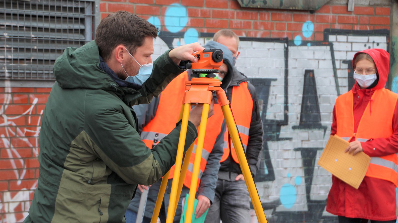 Ein Mann und ein Gerät.