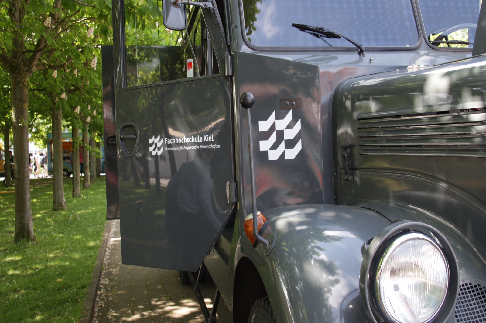 Erster Auftritt des FH-Mobils: Ein Mercedes LA 3500 aus dem Baujahr 1951. An Bord hat er einen Querschnitt aus den Fachbereichen. Foto: Ohm