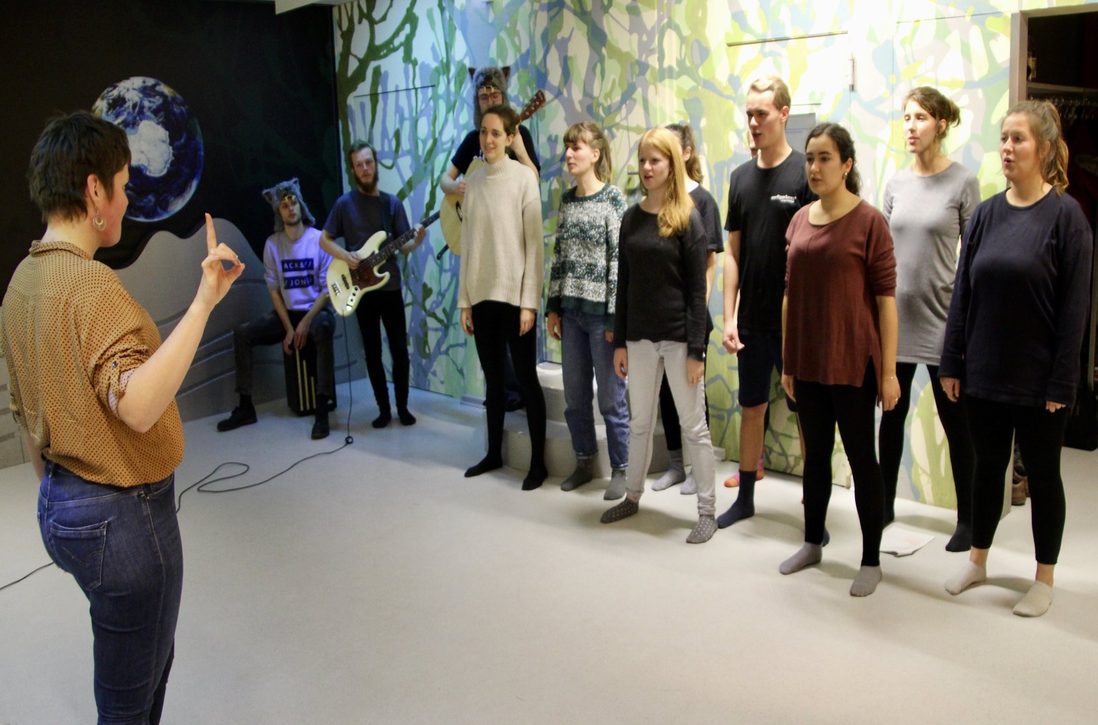 Studierende beim proben eines Theaterstücks.