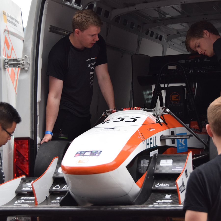 Ein Rennwagen wird eingeladen in Anhänger