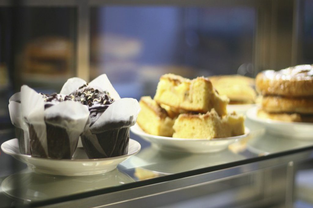 Die Waren in der Auslage sind gut beleuchtet.