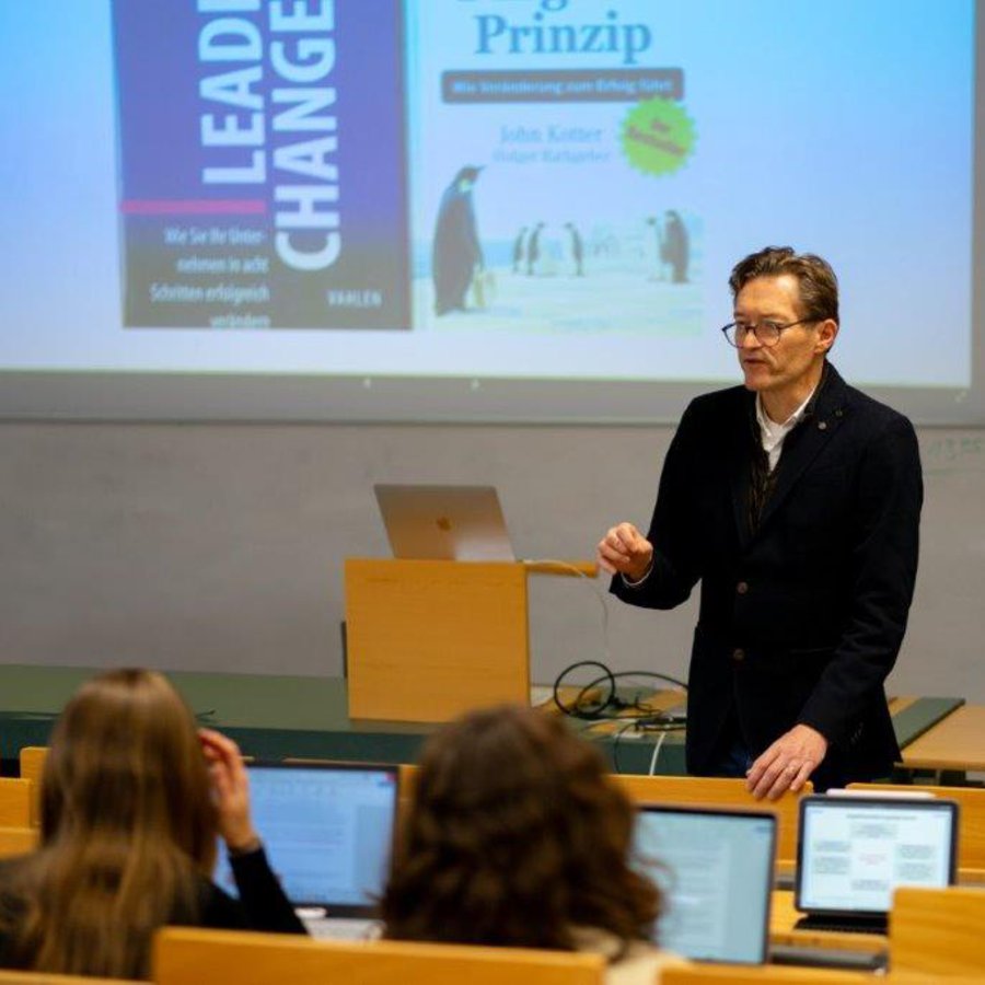 Prof. Dr. Mathias Dressler von der HAW Kiel in einem Hörsaal vor Studierenden