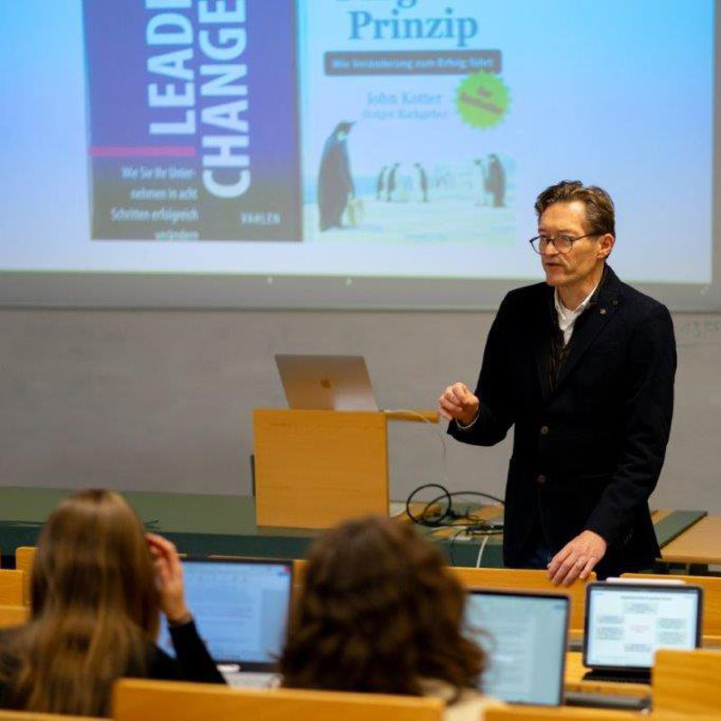 Prof. Dr. Mathias Dressler von der HAW Kiel in einem Hörsaal vor Studierenden