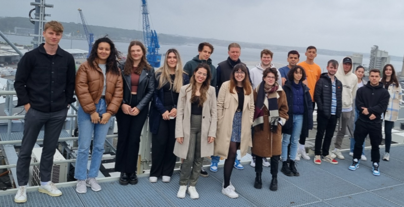 Teilnehmer*innen des Aufsatzwettbewerbs am letzten Tag des Wettbewerbs.