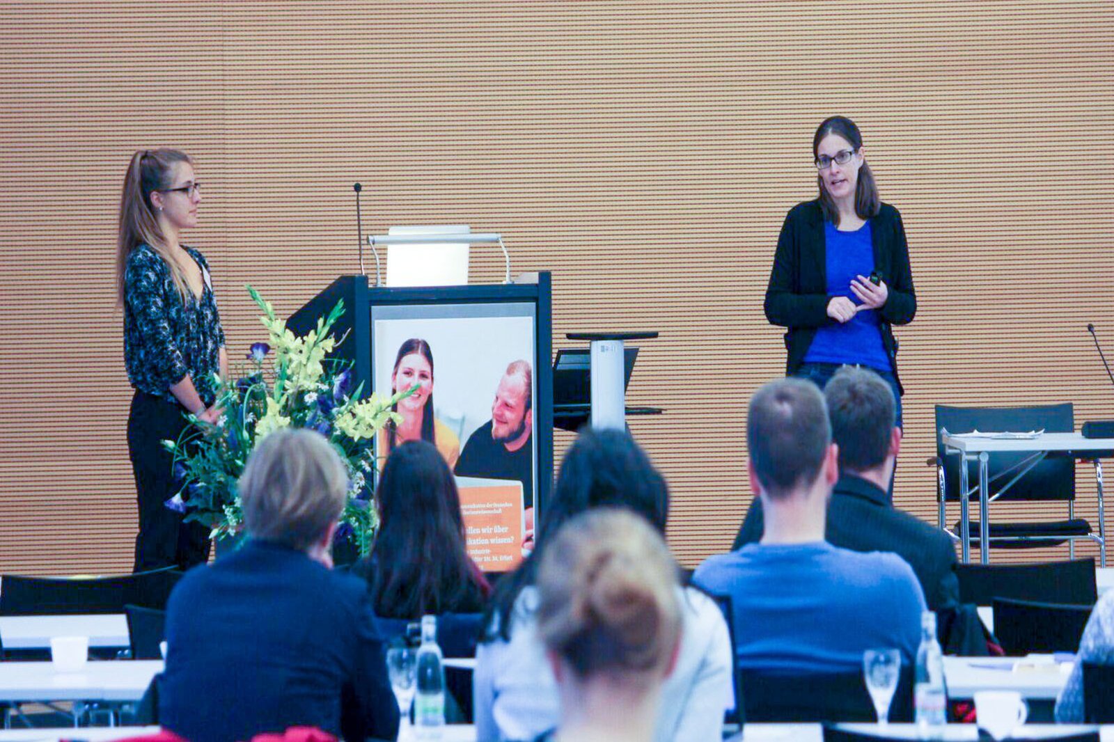 Frauen auf einem Prodium