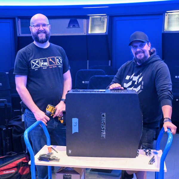  Daniel Dye, Techniker aus den USA, unterstützt Marko Herrmann und das Team vom Mediendom beim Umbau (v.l.n.r.).