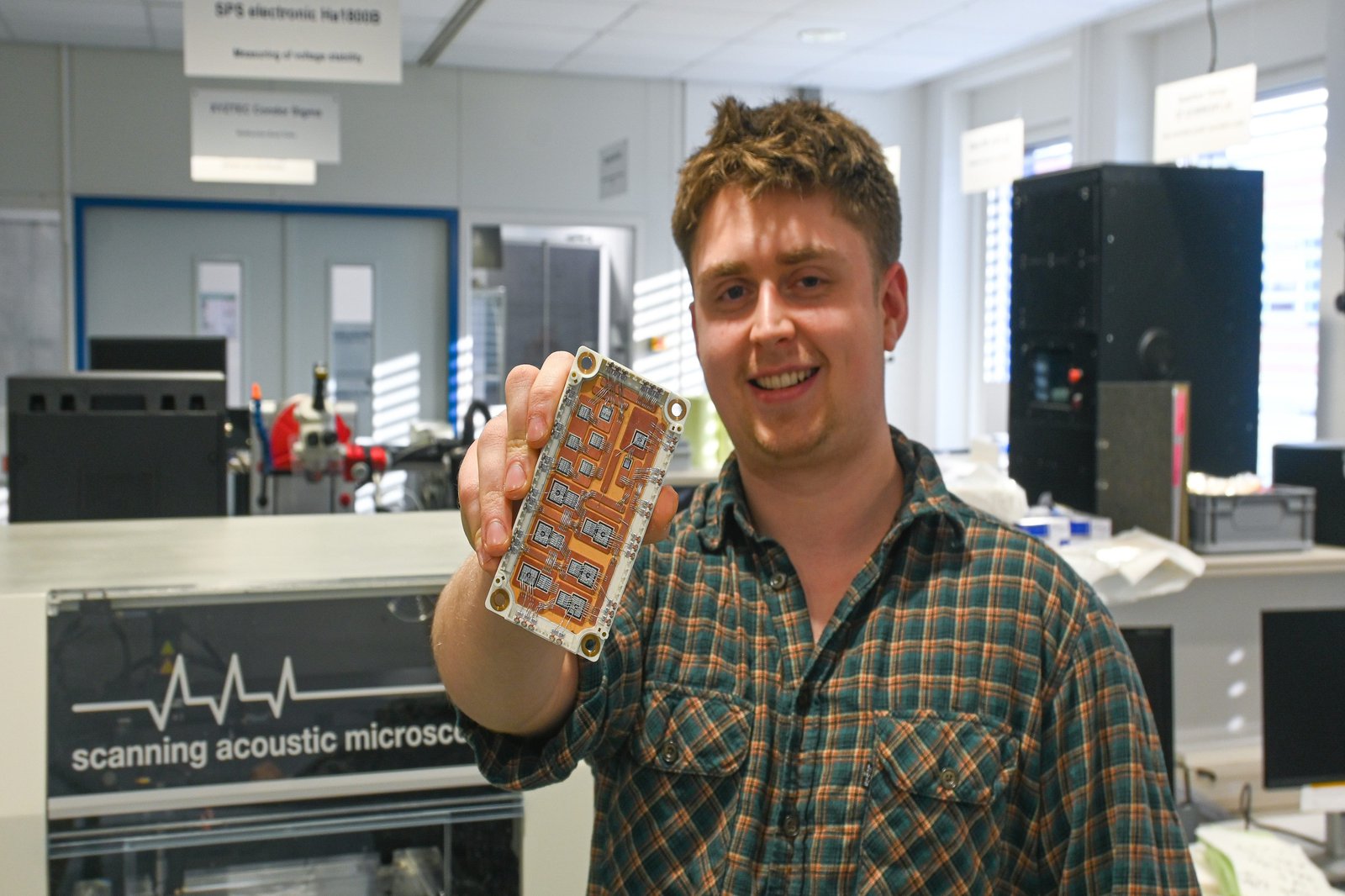 Mechatronik-Student Arne Iskra forscht an neuen Isolationsmethoden für die Leistungselektronik.