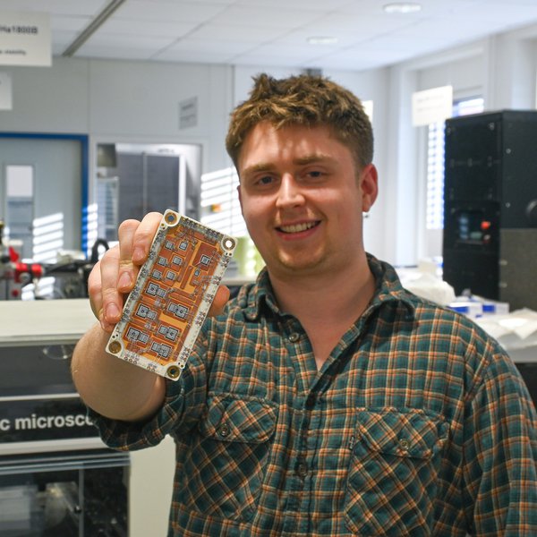 Mechatronik-Student Arne Iskra forscht an neuen Isolationsmethoden für die Leistungselektronik.