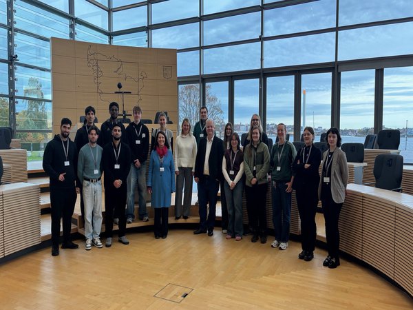 Die Mentor*innengruppe des Wintersemesters 2025/26 auf der Exkursion zum Landeshaus