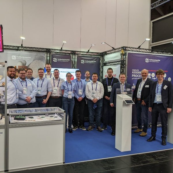 Foto: Jan Stolley ein Gruppenfoto von Menschen am Messestand
