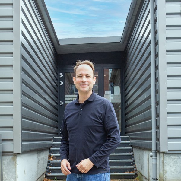 Professor Nikolaus Knebel steht vor dem Gebäude ders Instituts für Bauwesen an der FH Kiel