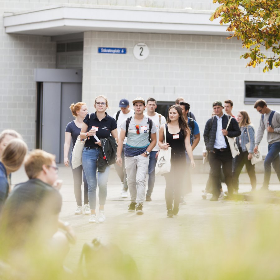 Foto: Matthias Pilch Campus mit Studierenden